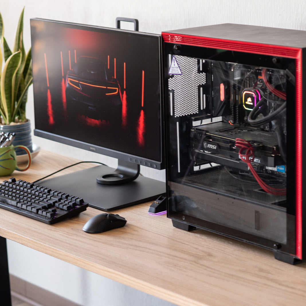 computador gamer sobre mesa eléctrica sudesk