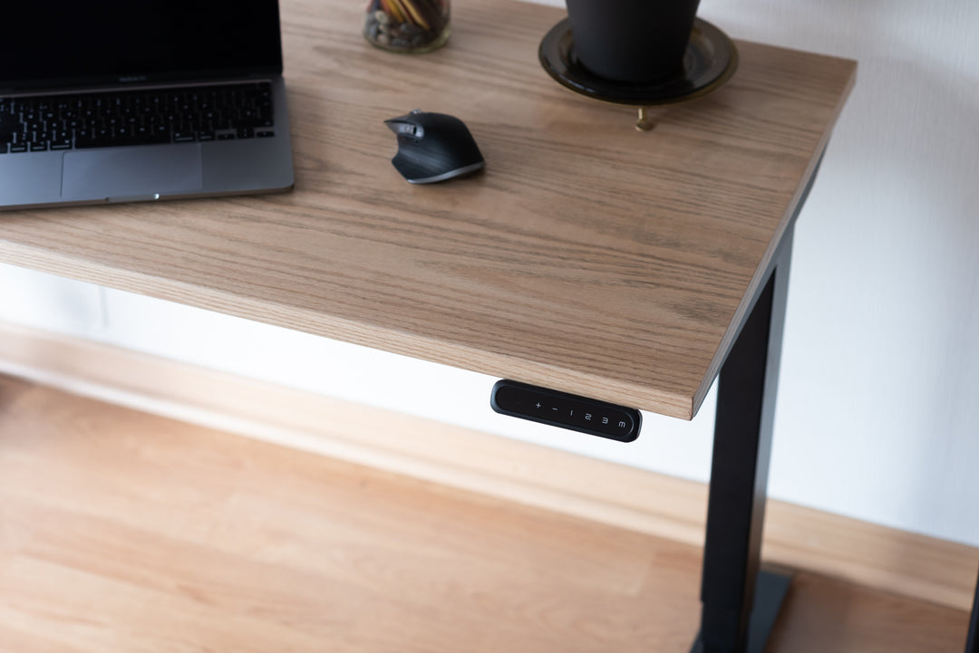 Cómo elegir entre cubiertas de madera sólida y enchapado de alta presión para tu escritorio eléctrico